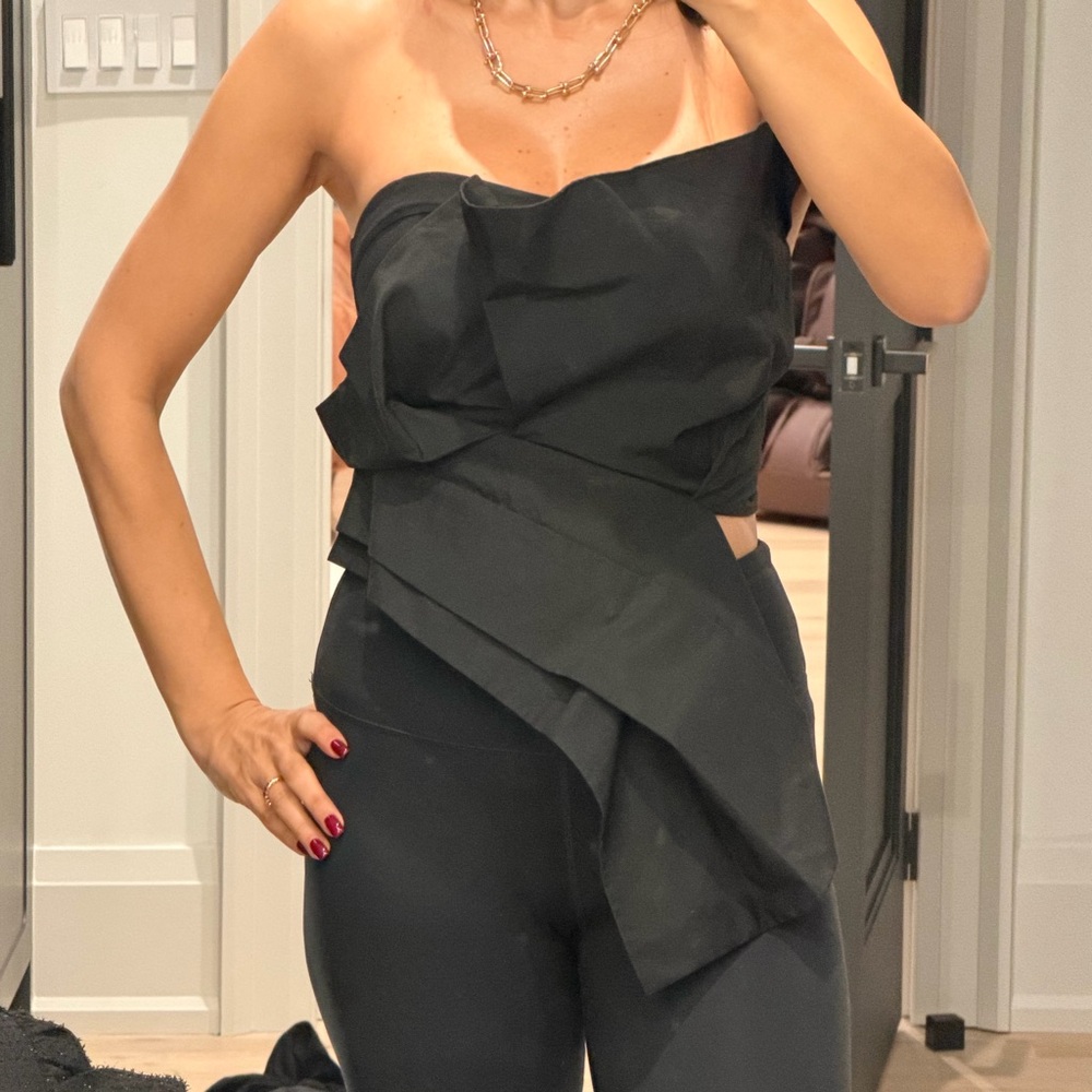 Chic Black Strapless Blouse - Picture 3 of 8